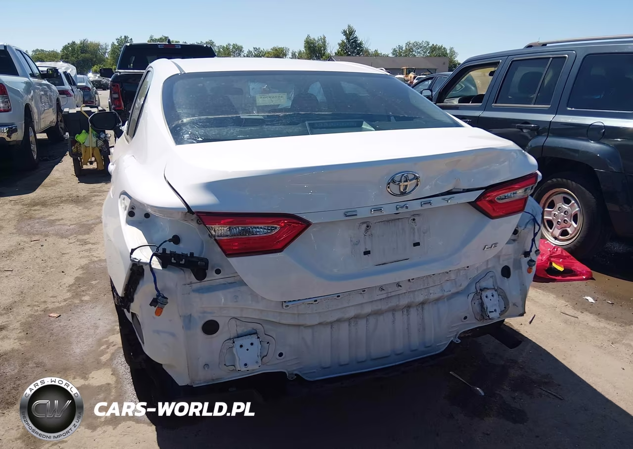 2018 Toyota Camry Le VIN:4T1B11HK1JU055774 - 17