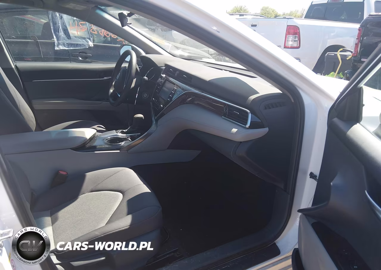 2018 Toyota Camry Le VIN:4T1B11HK1JU055774 - 5
