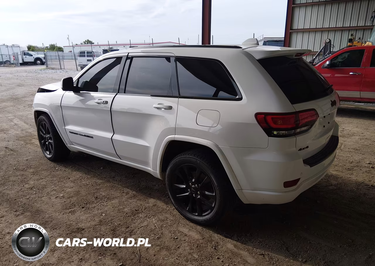 2018 Jeep Grand Cherokee Altitude 4X4 VIN:1C4RJFAG9JC152815 - 3