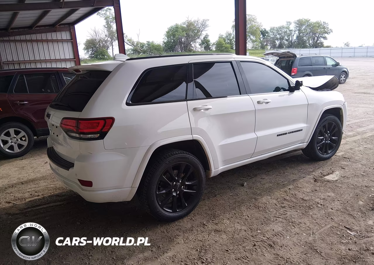 2018 Jeep Grand Cherokee Altitude 4X4 VIN:1C4RJFAG9JC152815 - 4