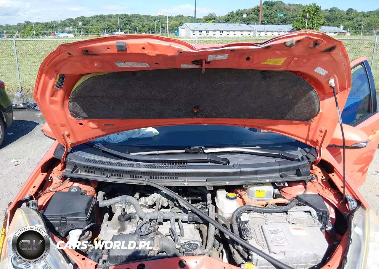 2013 Toyota Prius C Three VIN:JTDKDTB37D1051856 - 10