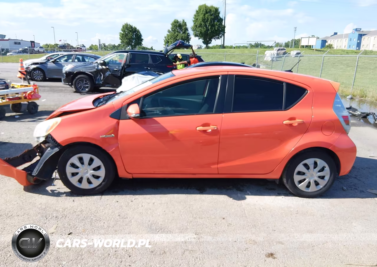2013 Toyota Prius C Three VIN:JTDKDTB37D1051856 - 14
