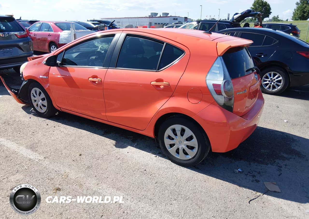 2013 Toyota Prius C Three VIN:JTDKDTB37D1051856 - 3