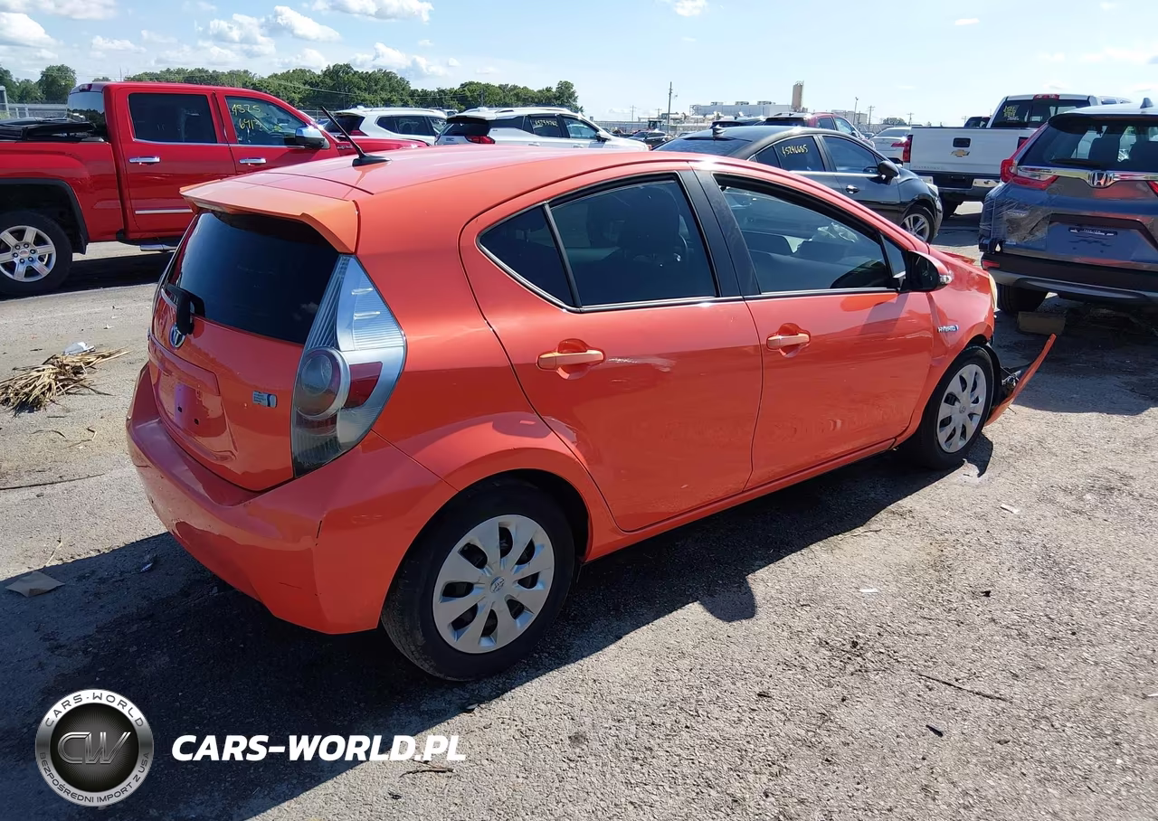 2013 Toyota Prius C Three VIN:JTDKDTB37D1051856 - 4
