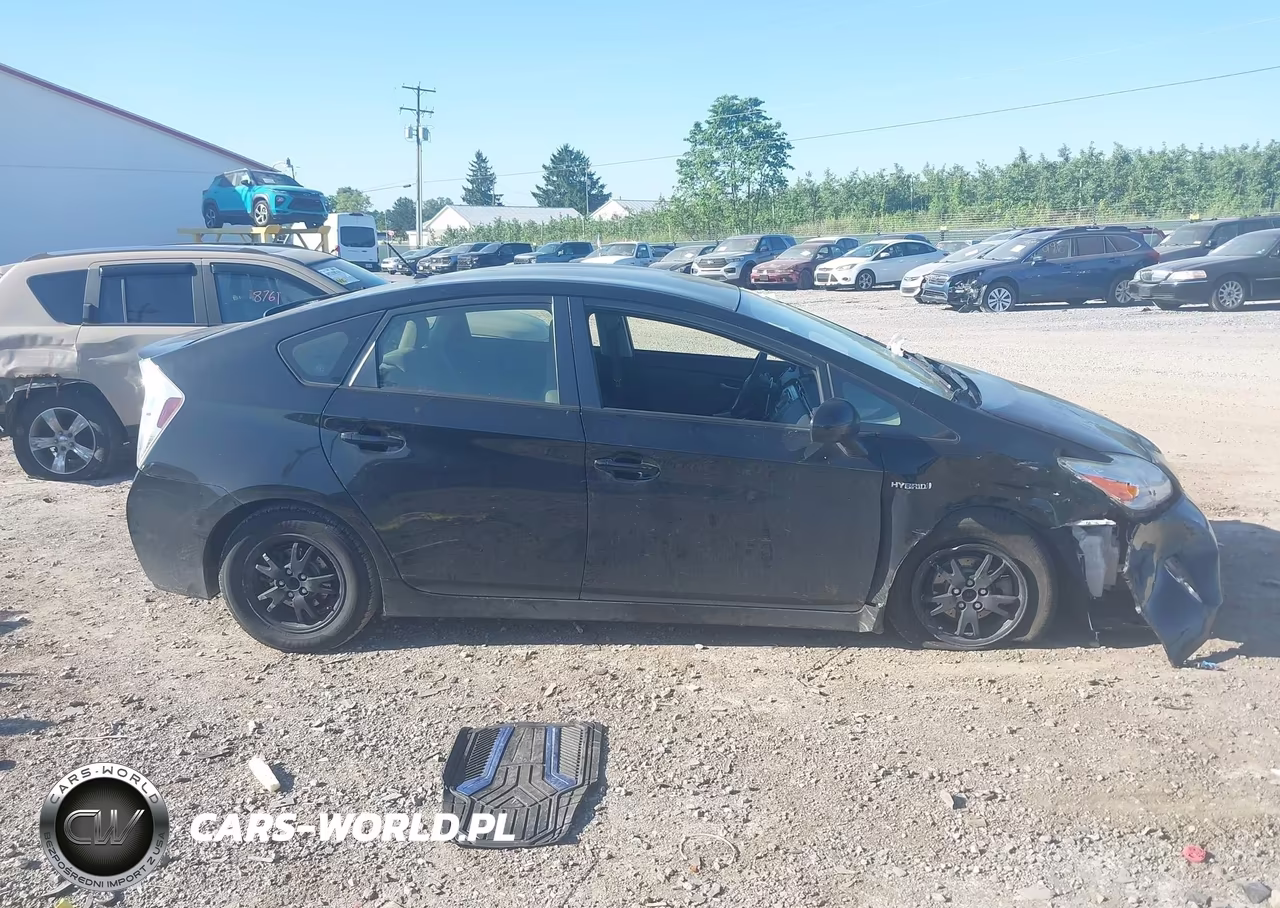 2015 Toyota Prius Two VIN:JTDKN3DUXF1945405 - 13