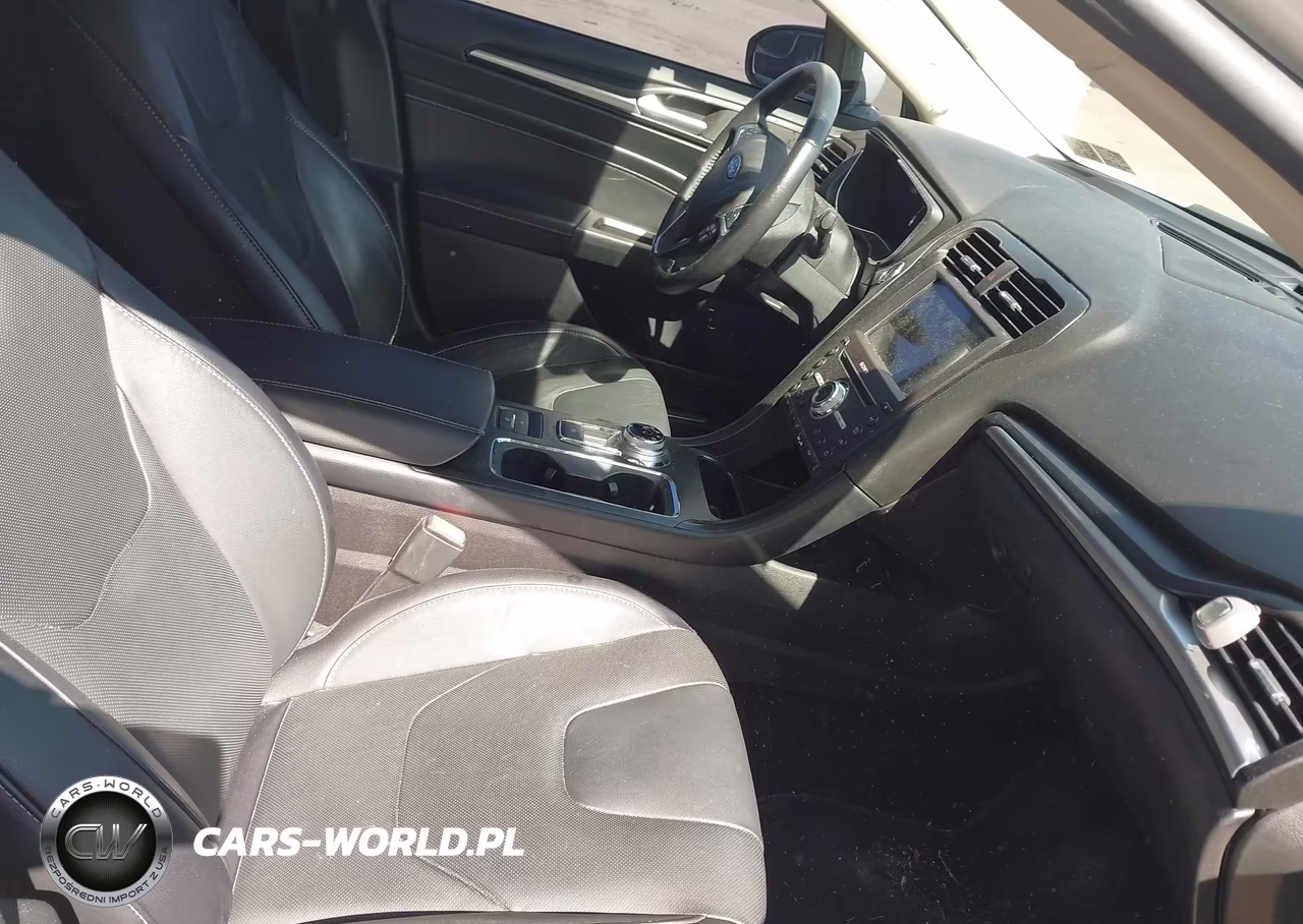 2017 Ford Fusion Energi Titanium VIN:3FA6P0SU6HR226017 - 5