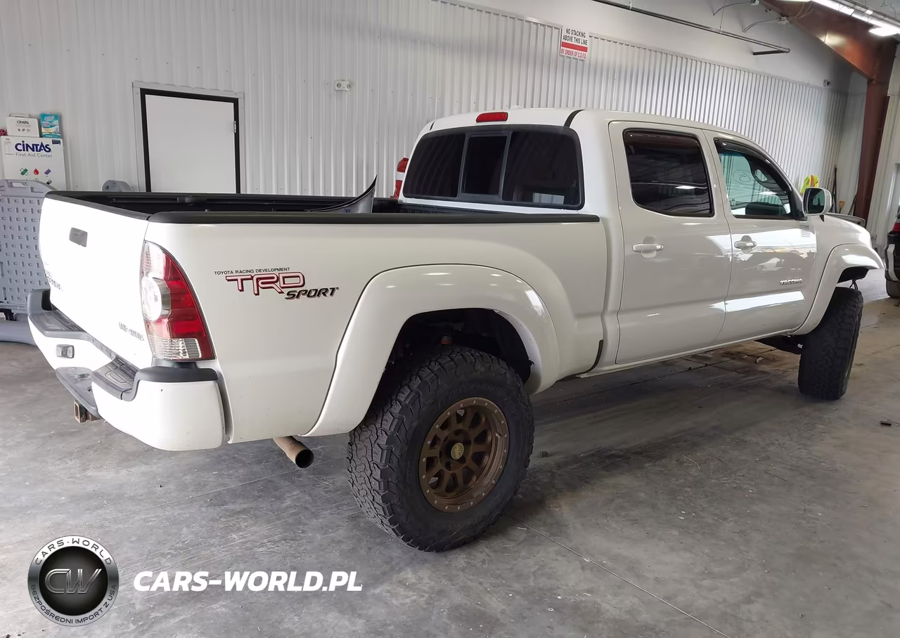 2010 Toyota Tacoma Base V6 VIN:3TMMU4FN1AM023415 - 4