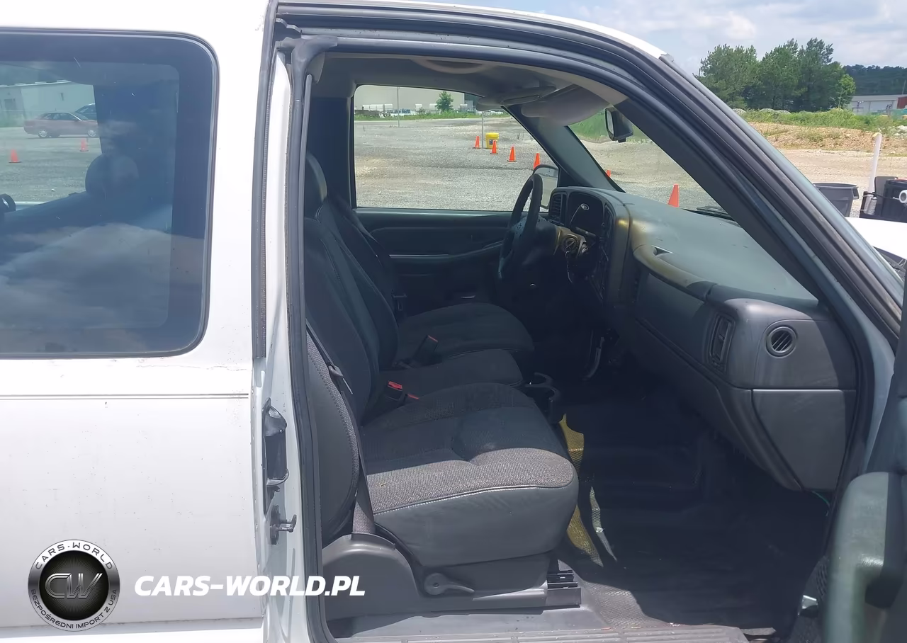 2003 Chevrolet Silverado 1500 Work Truck VIN:2GCEC19XX31220712 - 5