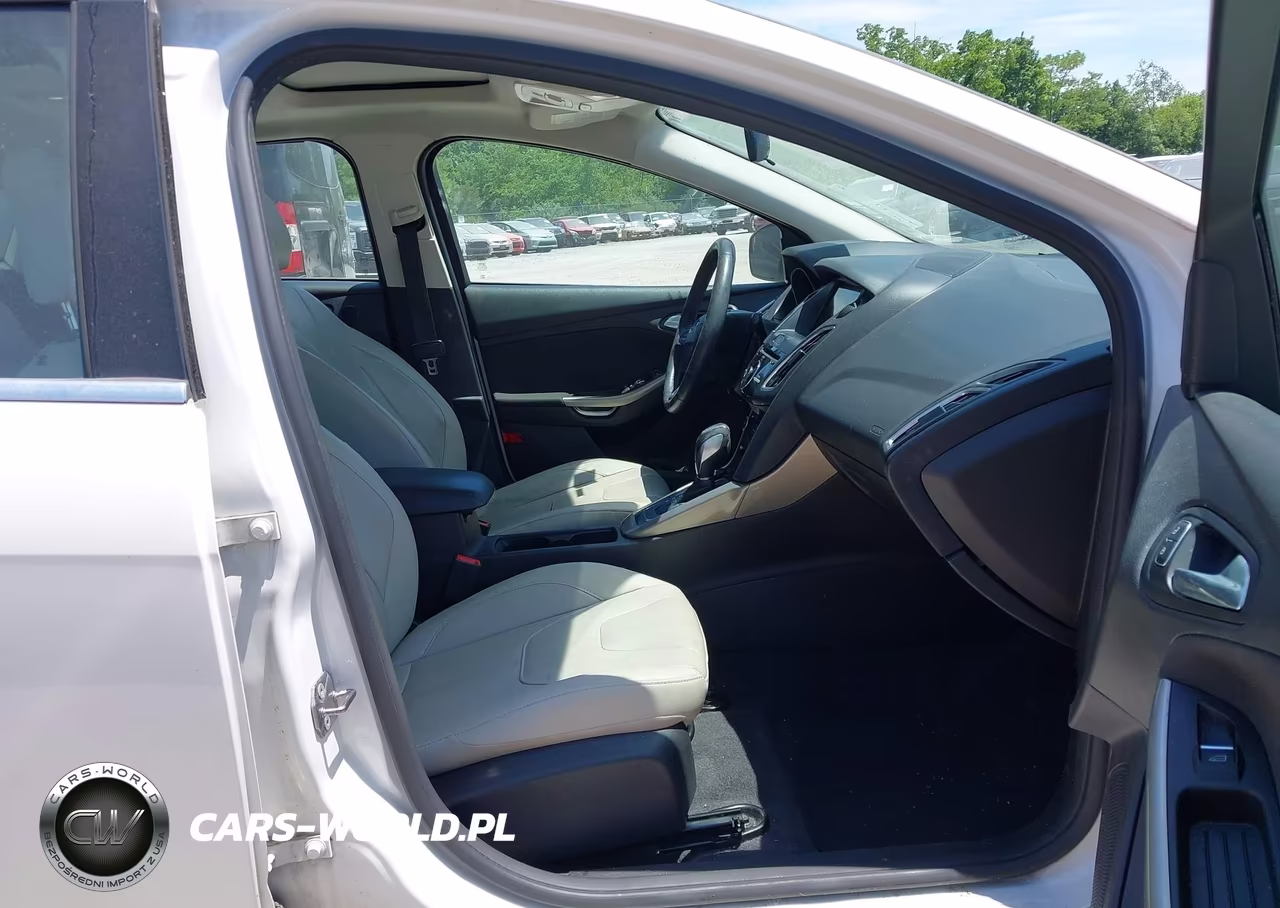 2018 Ford Focus Titanium VIN:1FADP3J28JL249859 - 5