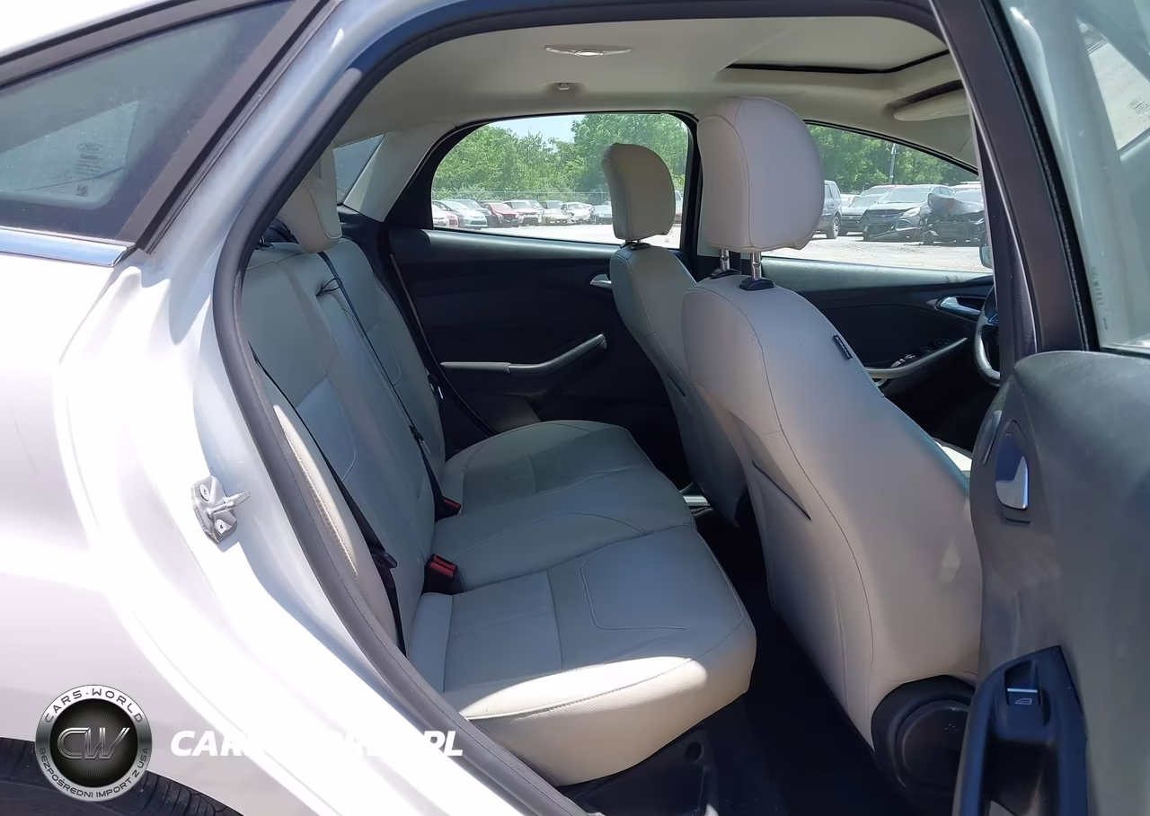 2018 Ford Focus Titanium VIN:1FADP3J28JL249859 - 8