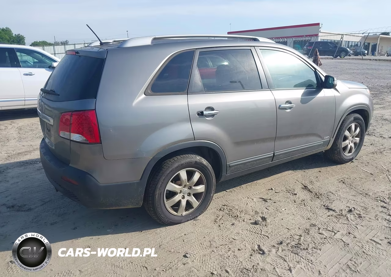 2013 Kia Sorento Lx V6 VIN:5XYKTDA23DG403400 - 4