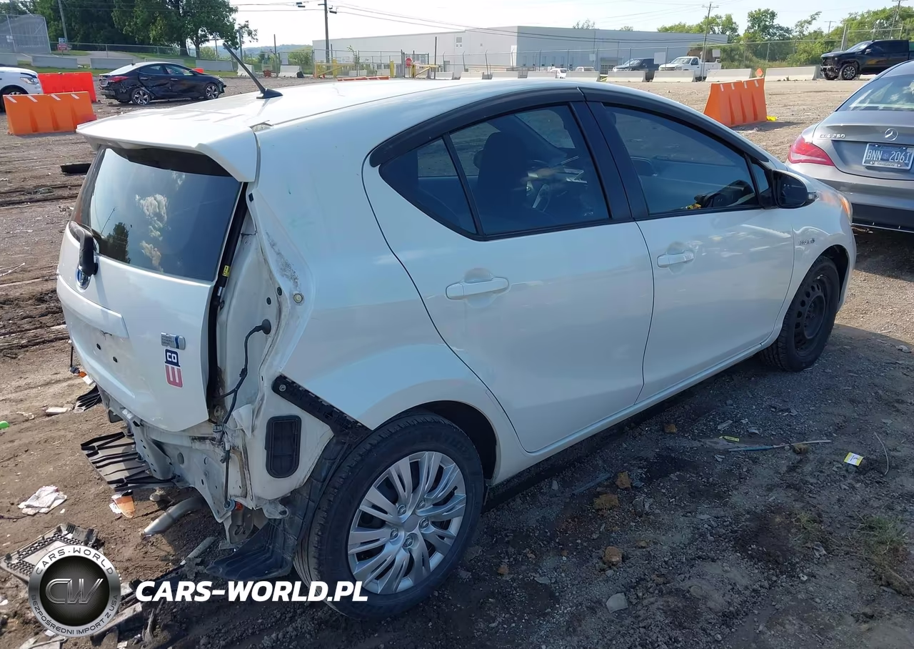 2014 Toyota Prius C One VIN:JTDKDTB31E1080304 - 4