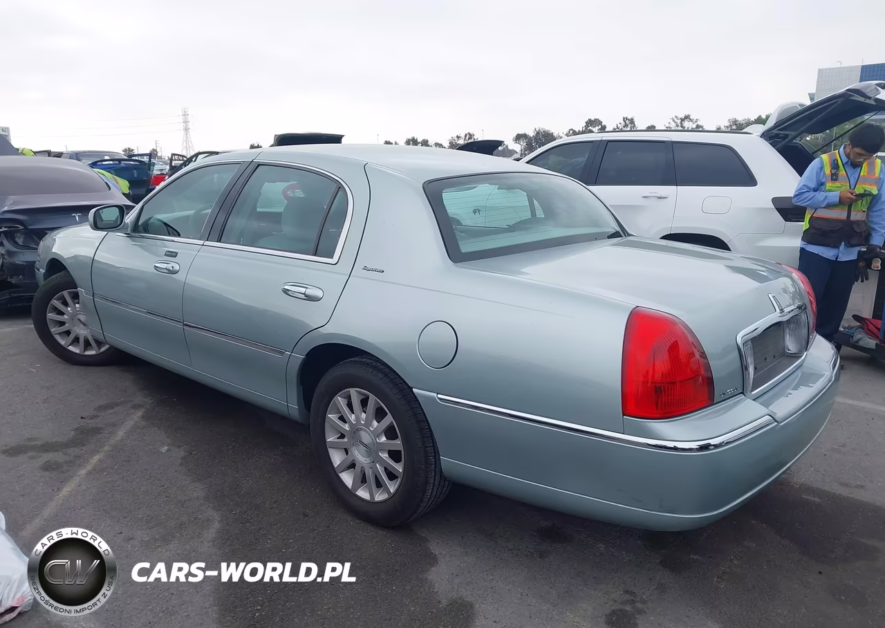 2007 Lincoln Town Car Signature VIN:1LNHM81W97Y635217 - 3