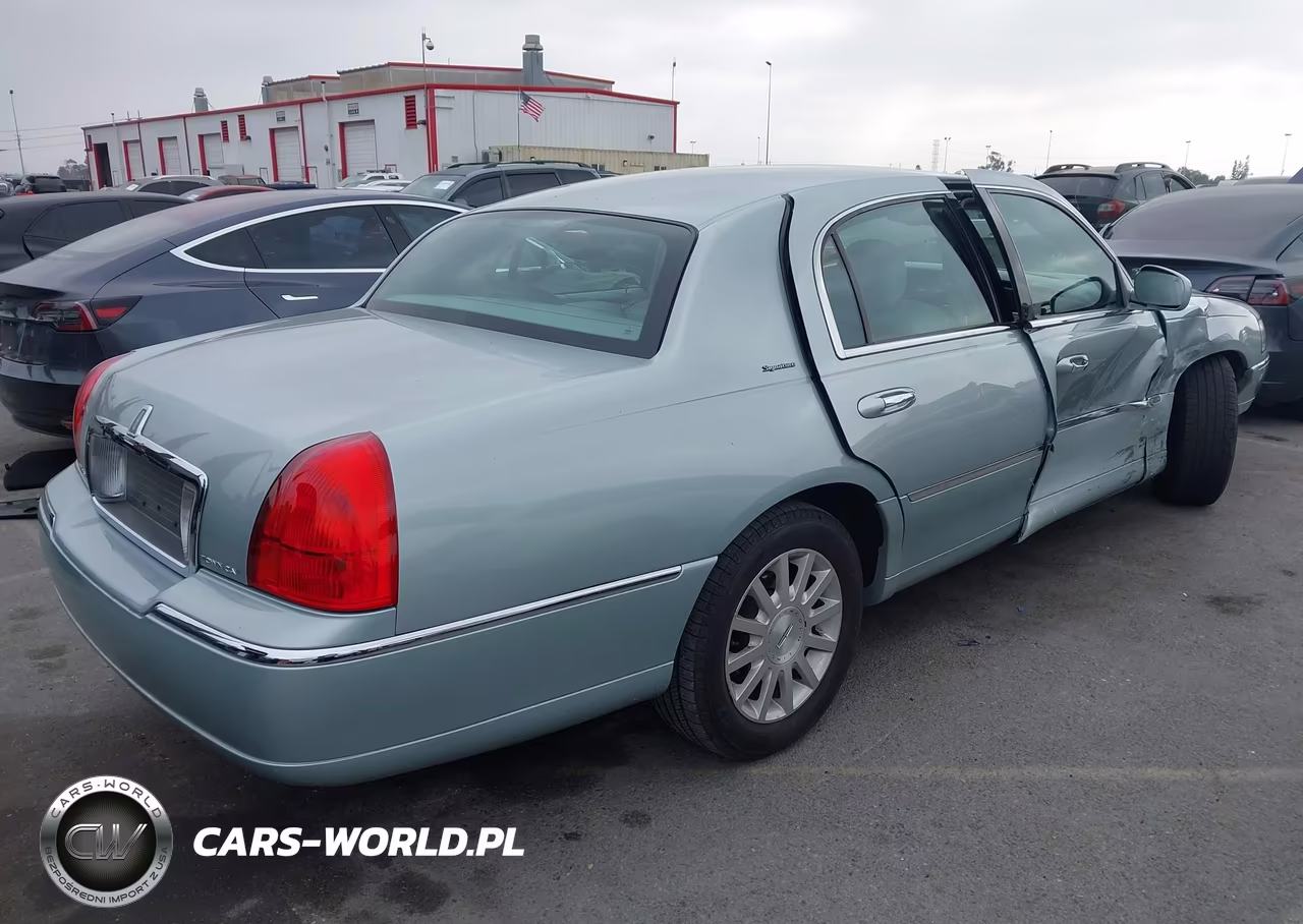 2007 Lincoln Town Car Signature VIN:1LNHM81W97Y635217 - 4