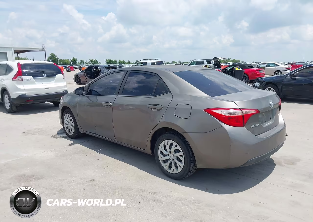 2017 Toyota Corolla Le VIN:5YFBURHE4HP599648 - 3