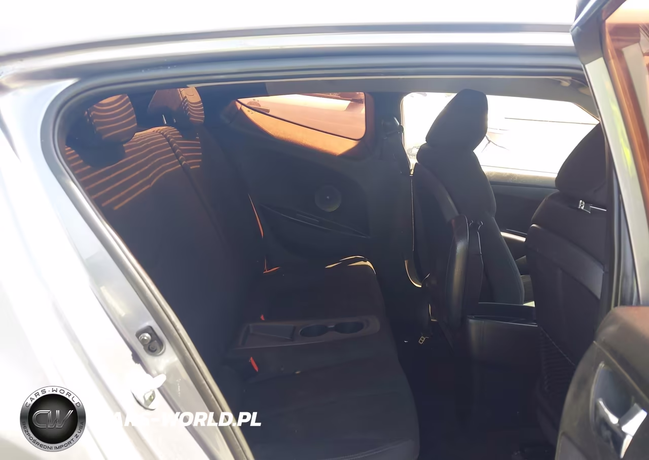 2017 Hyundai Veloster VIN:KMHTC6AD1HU307394 - 8