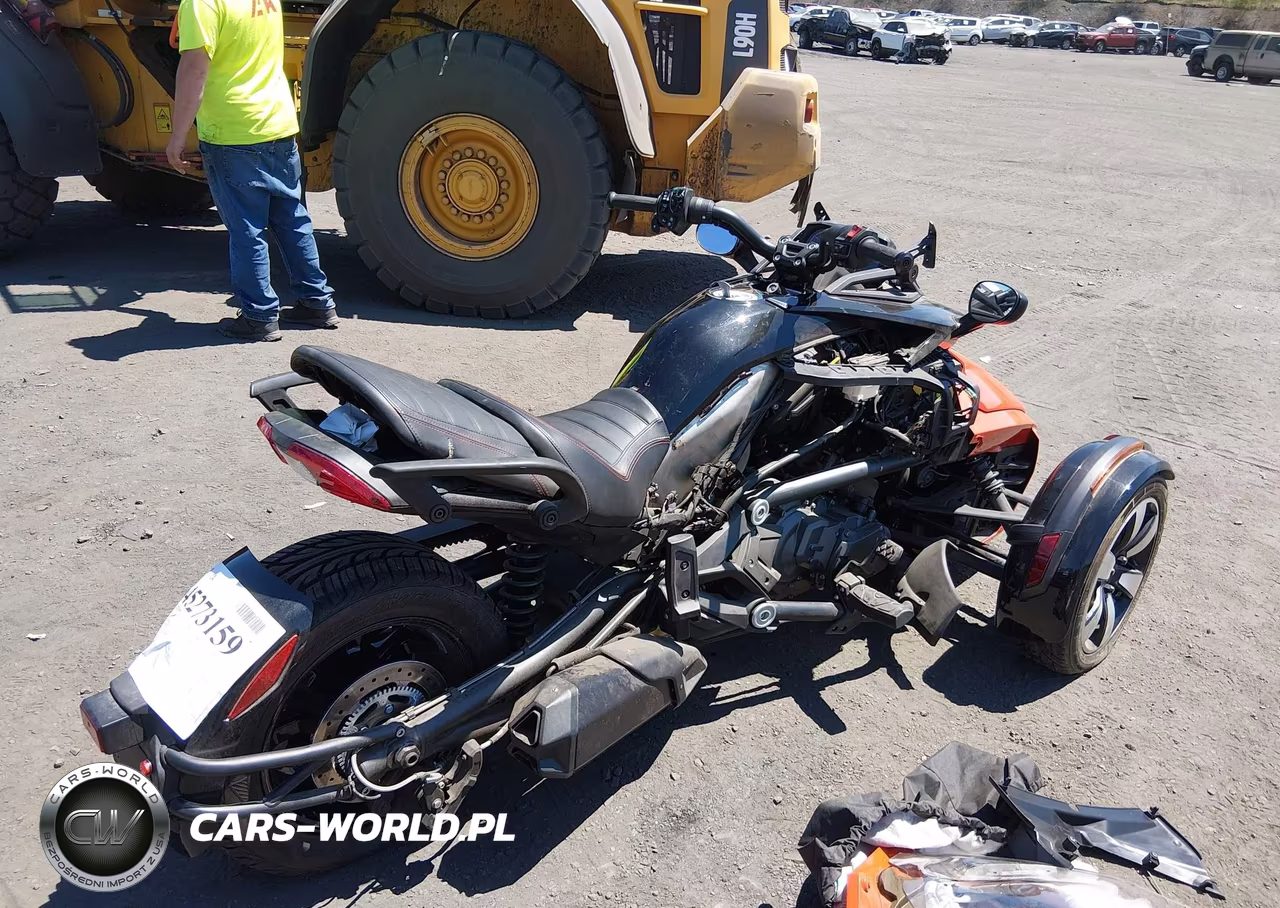 2015 Can-Am Spyder Roadster F3-F3-S VIN:2BXRDDD27FV000789 - 4