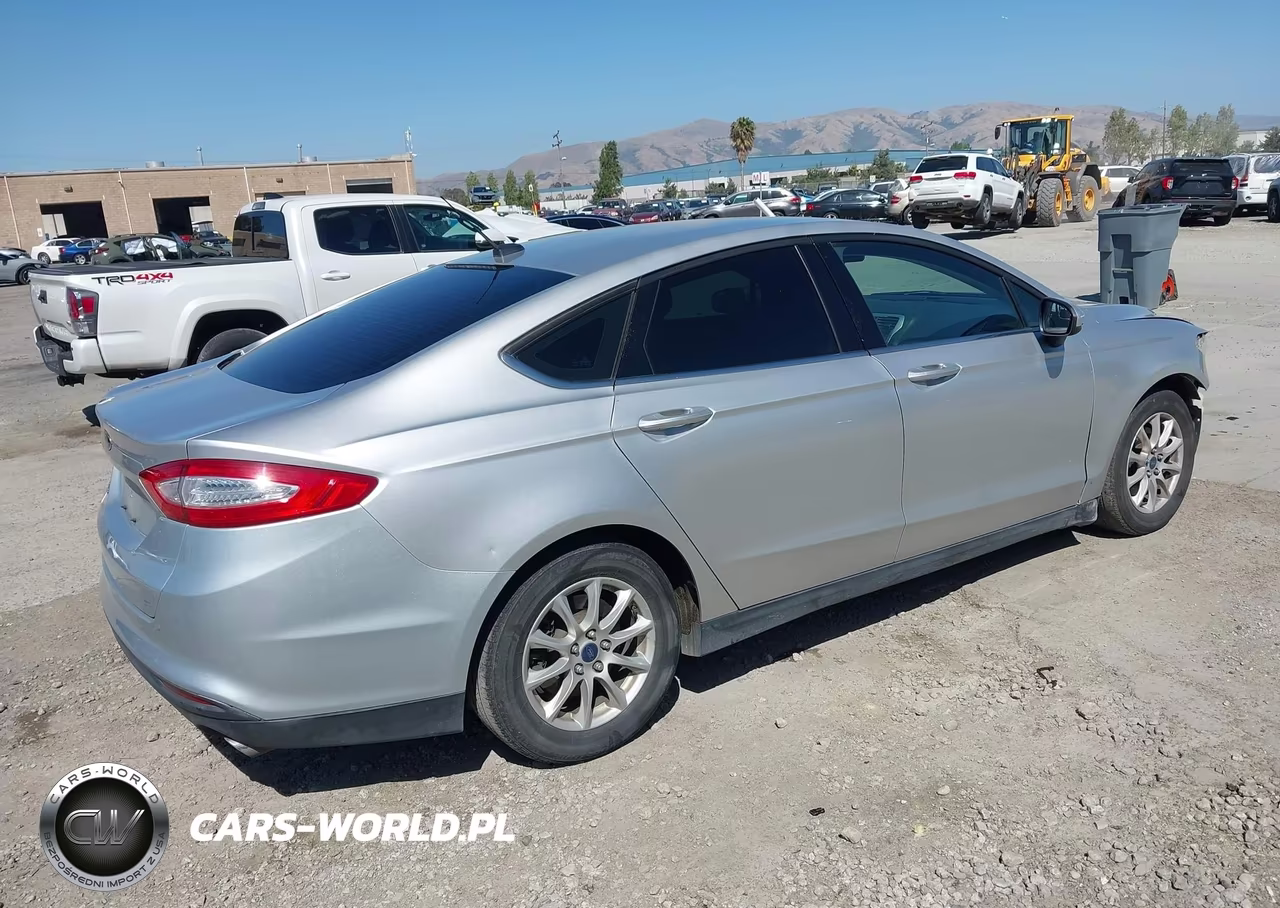 2015 Ford Fusion S VIN:3FA6P0G70FR115270 - 4