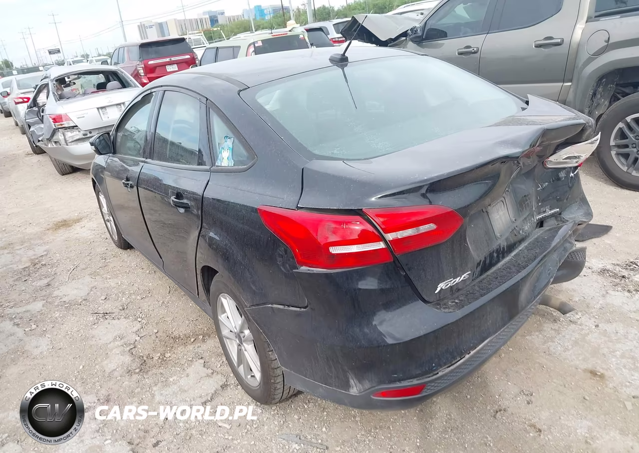 2016 Ford Focus Se VIN:1FADP3F26GL250736 - 3