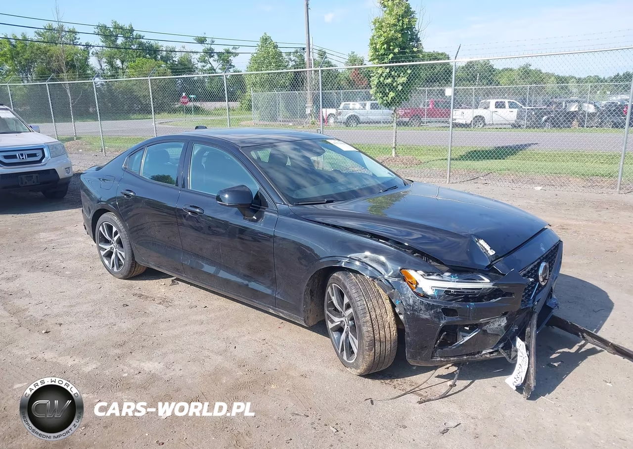 2024 Volvo S60 B5 Core Dark Theme – zdjęcie 1 z 17