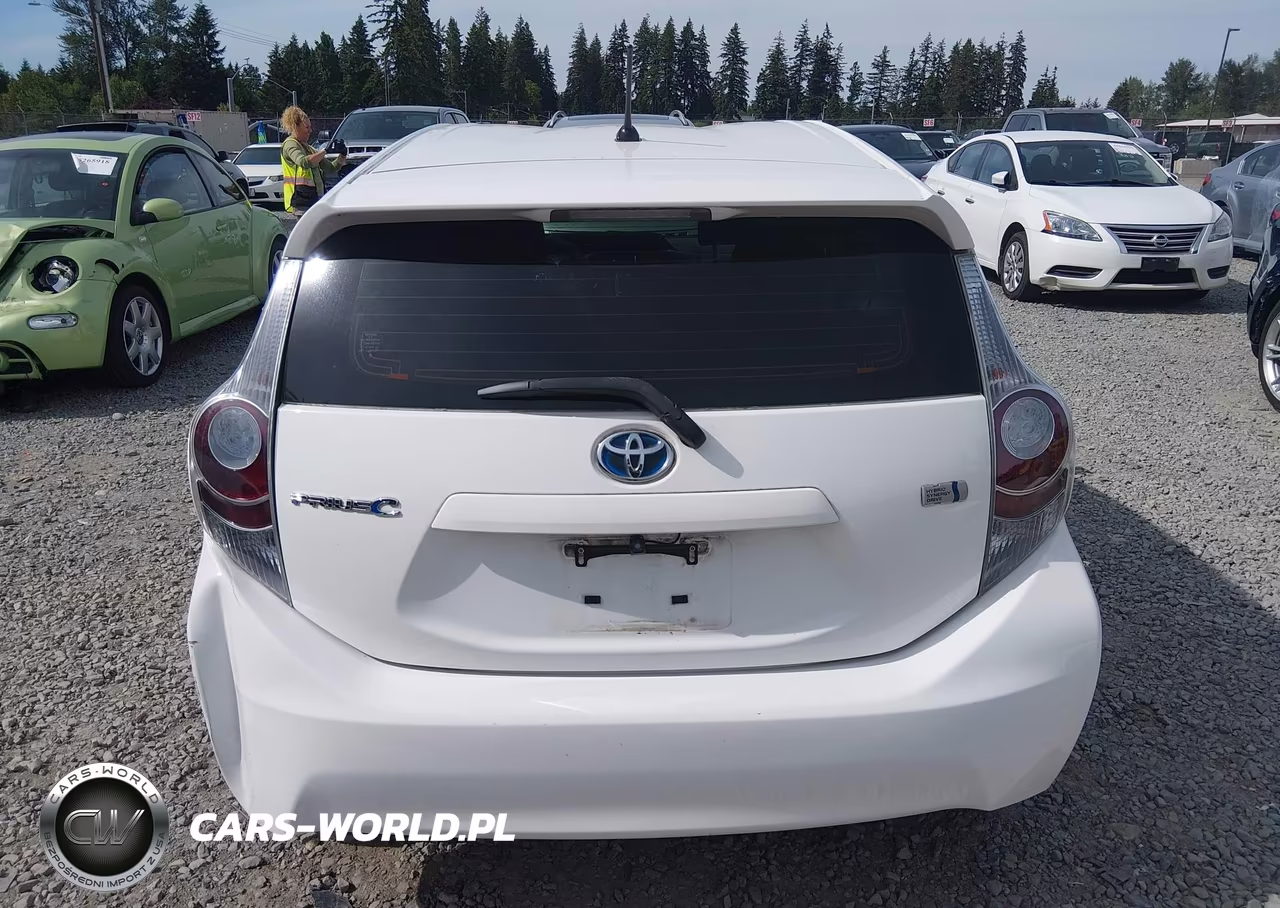 2013 Toyota Prius C Two VIN:JTDKDTB30D1035465 - 17