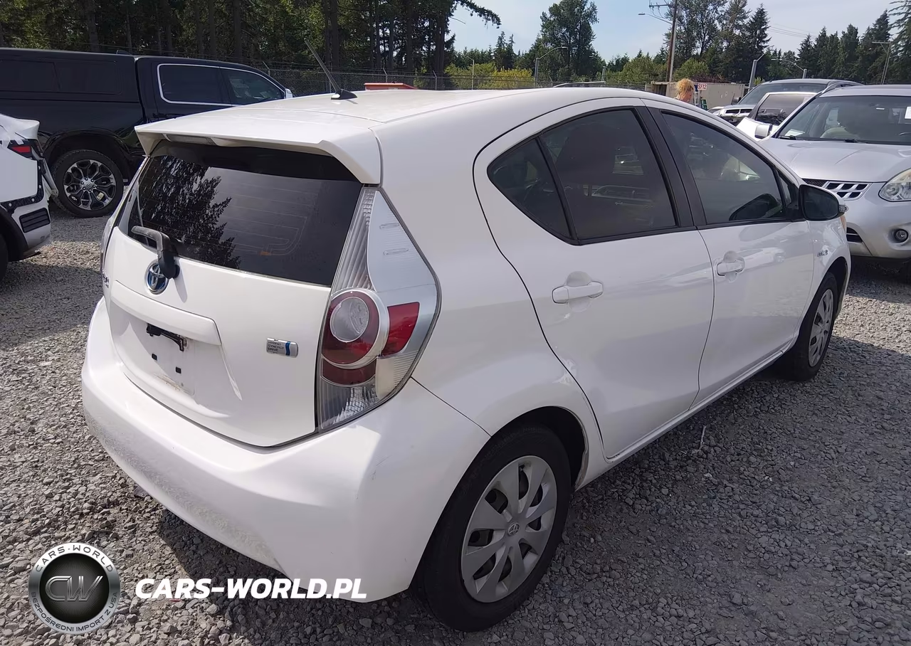 2013 Toyota Prius C Two VIN:JTDKDTB30D1035465 - 4