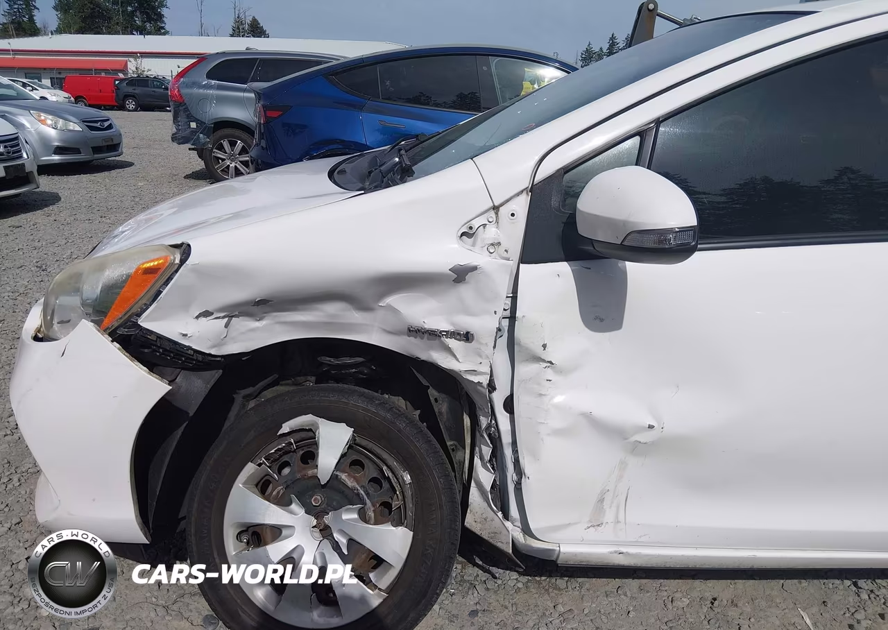 2013 Toyota Prius C Two VIN:JTDKDTB30D1035465 - 6