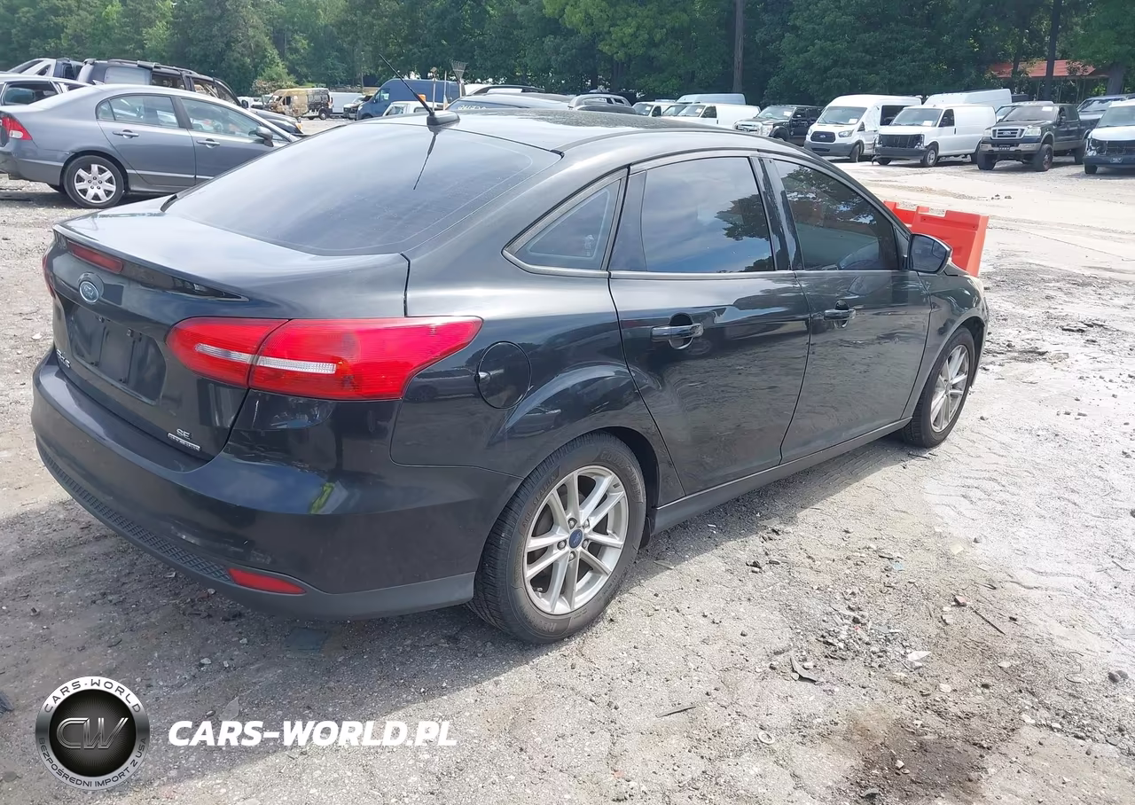 2015 Ford Focus Se VIN:1FADP3F27FL296347 - 4
