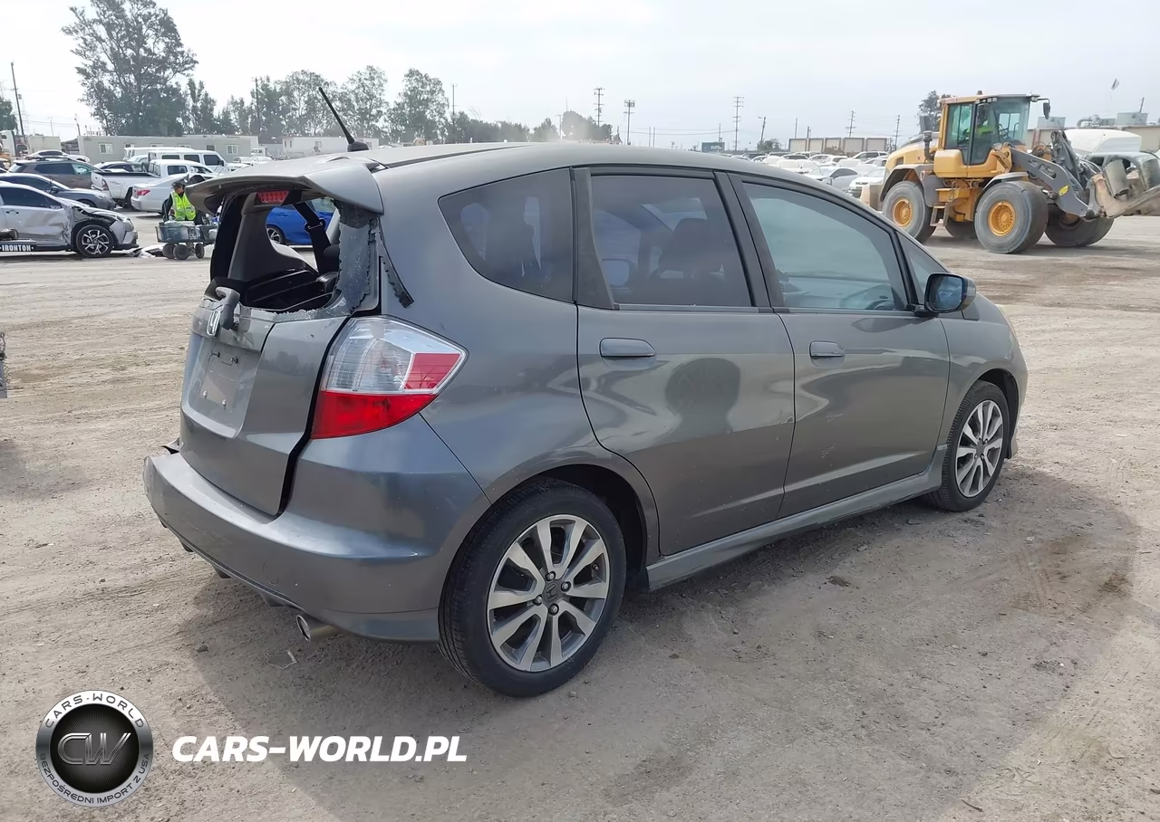 2013 Honda Fit Sport VIN:JHMGE8H50DC031654 - 4