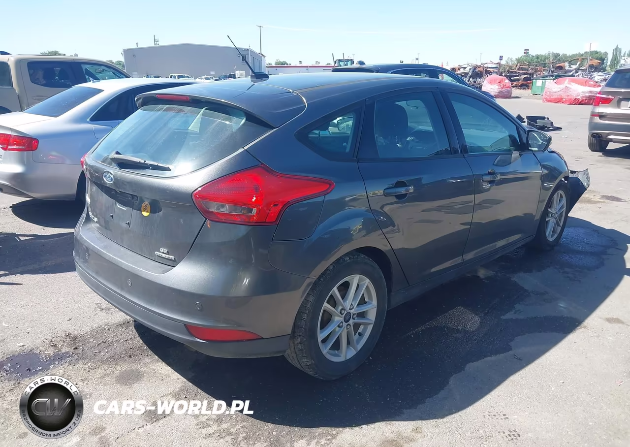 2015 Ford Focus Se VIN:1FADP3K2XFL350942 - 4