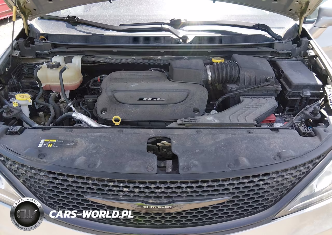 2018 Chrysler Pacifica Touring L VIN:2C4RC1BG0JR174852 - 10