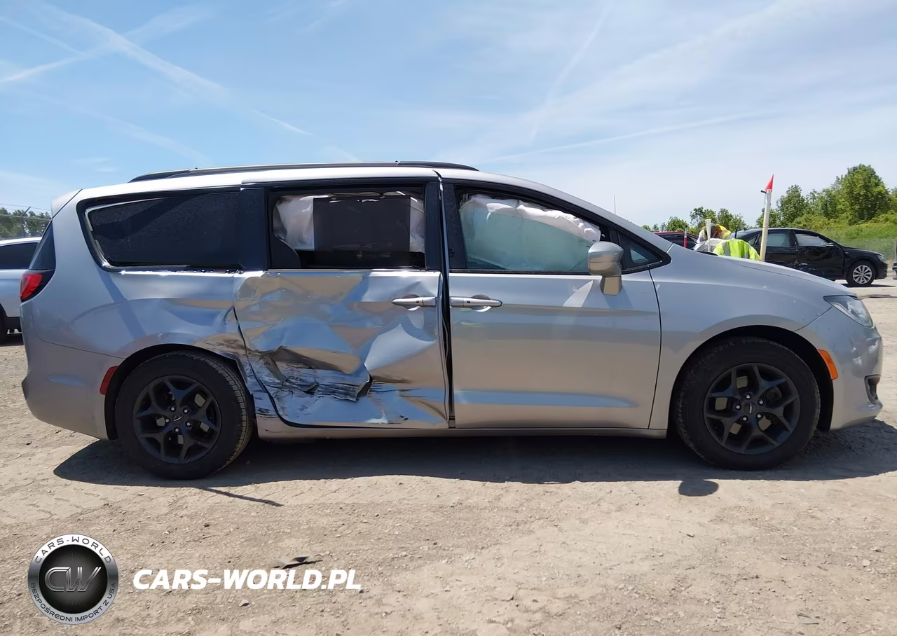 2018 Chrysler Pacifica Touring L VIN:2C4RC1BG0JR174852 - 13
