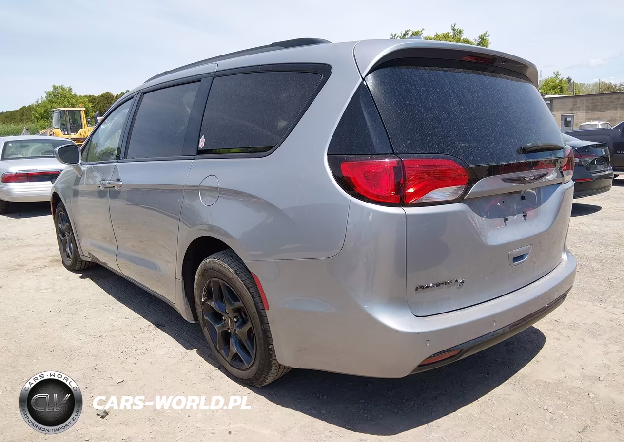 2018 Chrysler Pacifica Touring L VIN:2C4RC1BG0JR174852 - 3