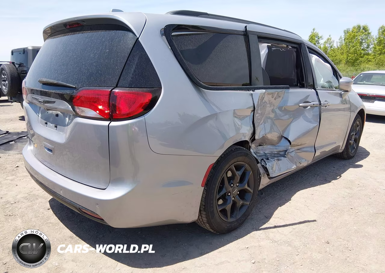 2018 Chrysler Pacifica Touring L VIN:2C4RC1BG0JR174852 - 4