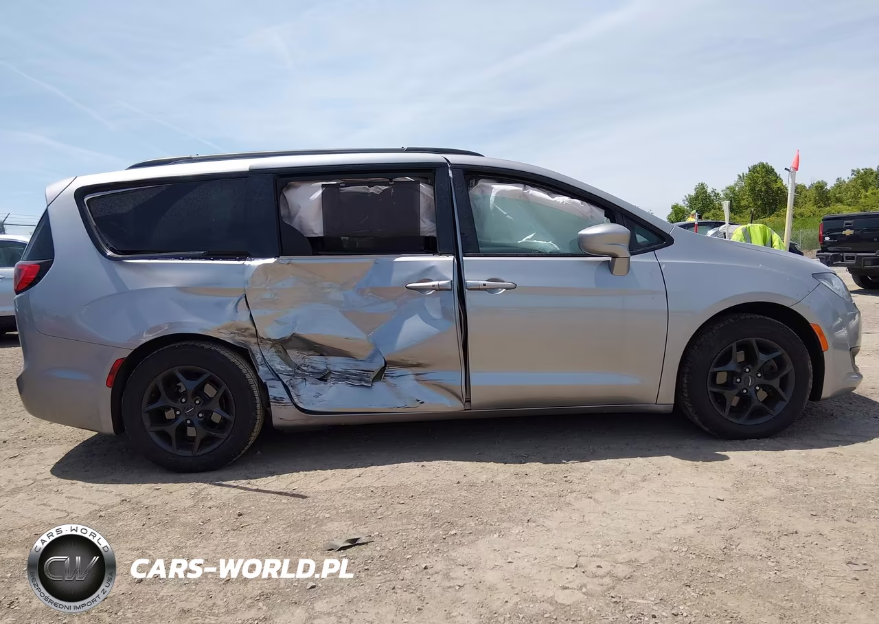 2018 Chrysler Pacifica Touring L VIN:2C4RC1BG0JR174852 - 6