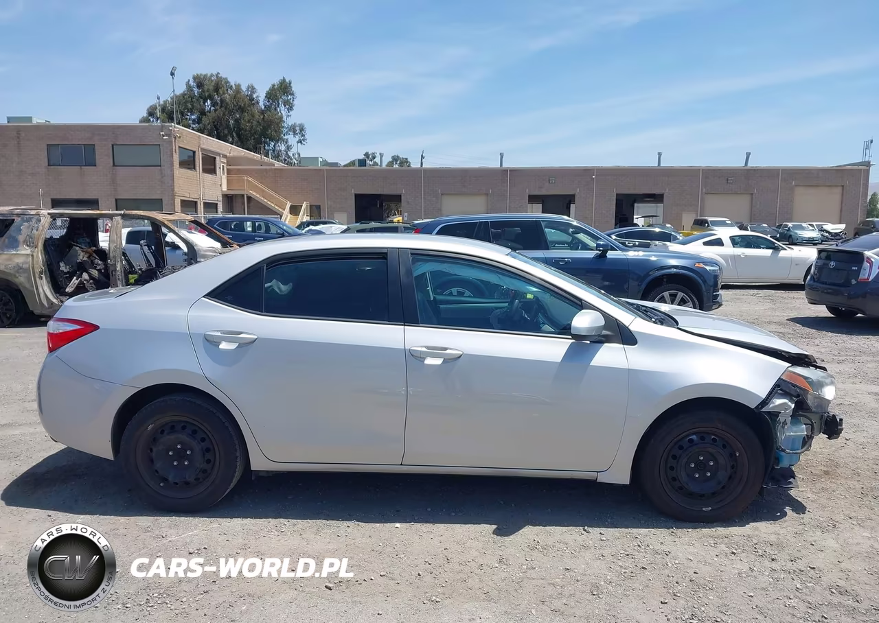 2015 Toyota Corolla Le VIN:5YFBURHE9FP326556 - 14