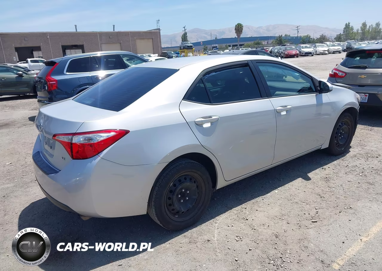 2015 Toyota Corolla Le VIN:5YFBURHE9FP326556 - 4