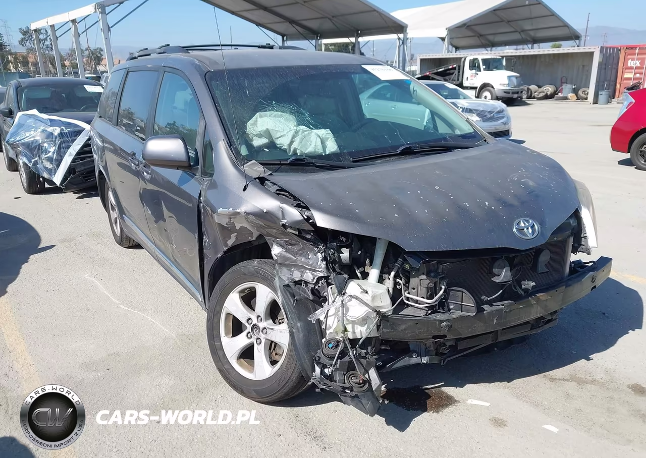 2011 Toyota Sienna Le V6 – zdjęcie 1 z 17