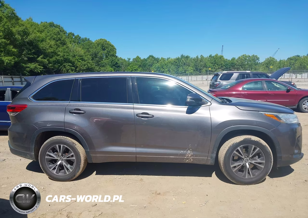 2018 Toyota Highlander Le VIN:5TDZARFHXJS037335 - 13