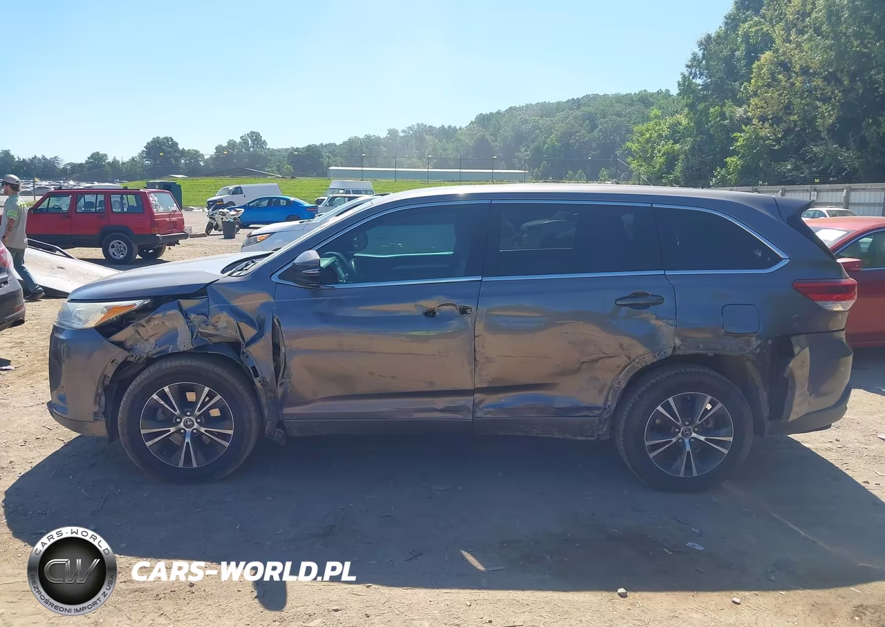 2018 Toyota Highlander Le VIN:5TDZARFHXJS037335 - 14