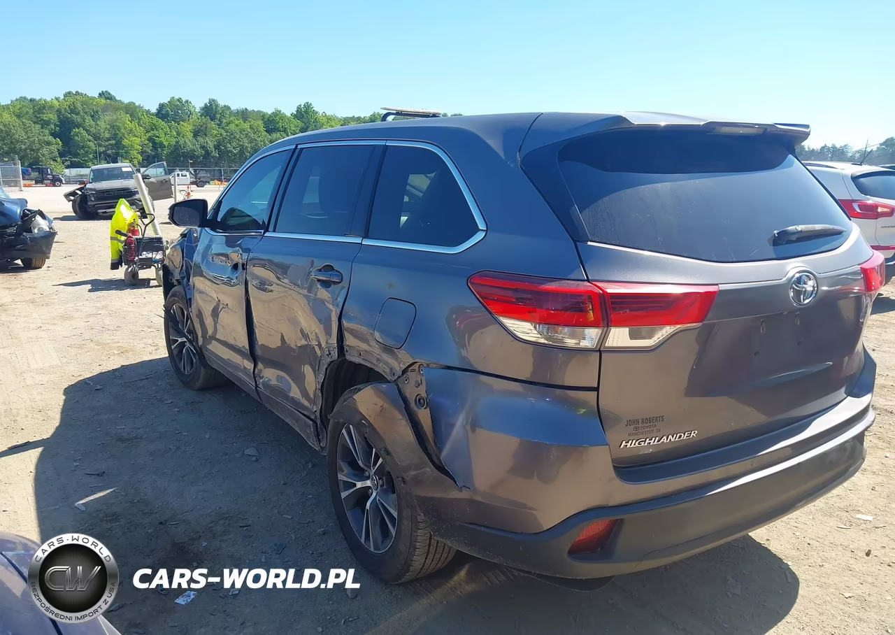 2018 Toyota Highlander Le VIN:5TDZARFHXJS037335 - 3