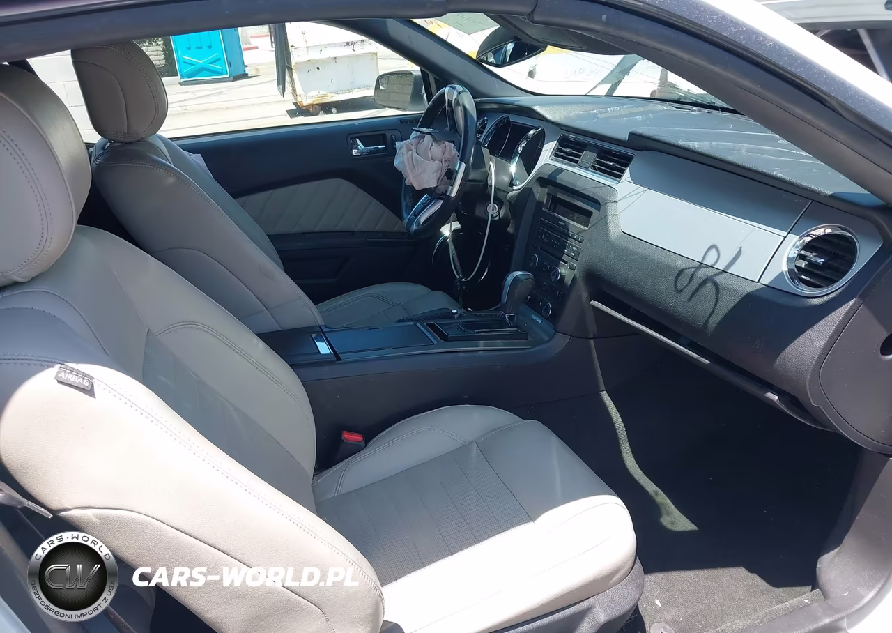 2014 Ford Mustang V6 Premium VIN:1ZVBP8EMXE5301929 - 5