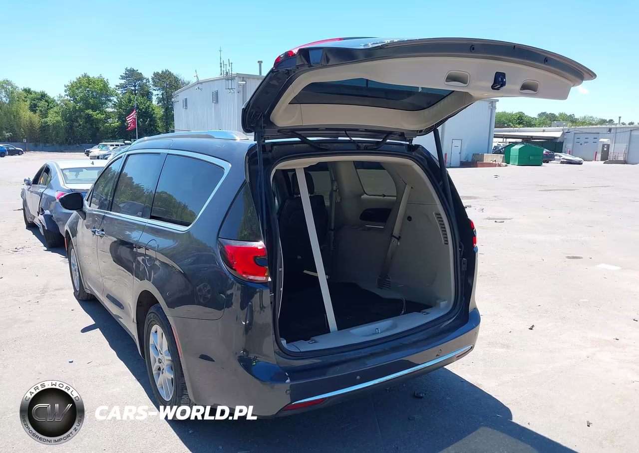 2021 Chrysler Pacifica Touring L VIN:2C4RC1BG5MR588827 - 3