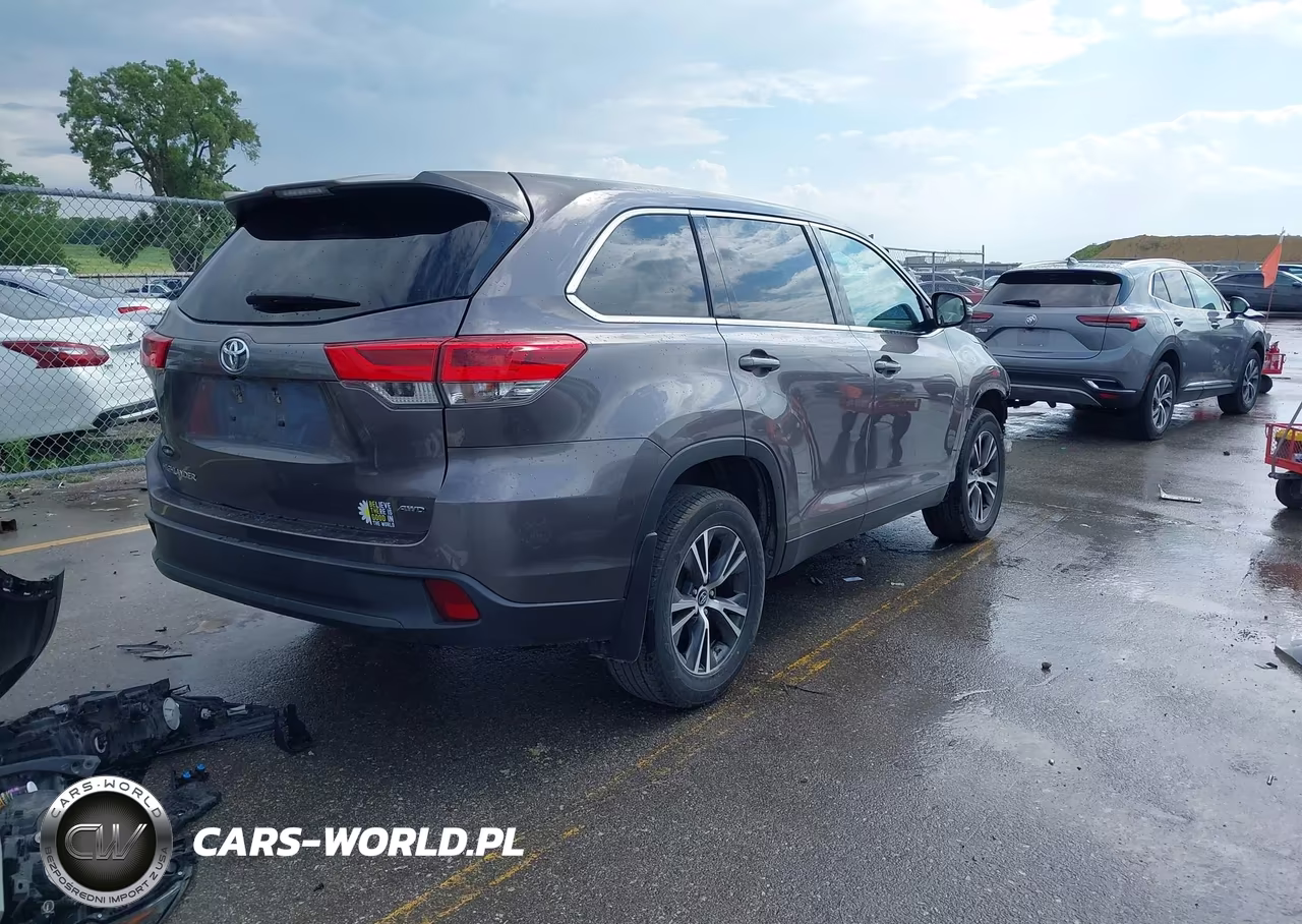2019 Toyota Highlander Le VIN:5TDBZRFH5KS960334 - 4