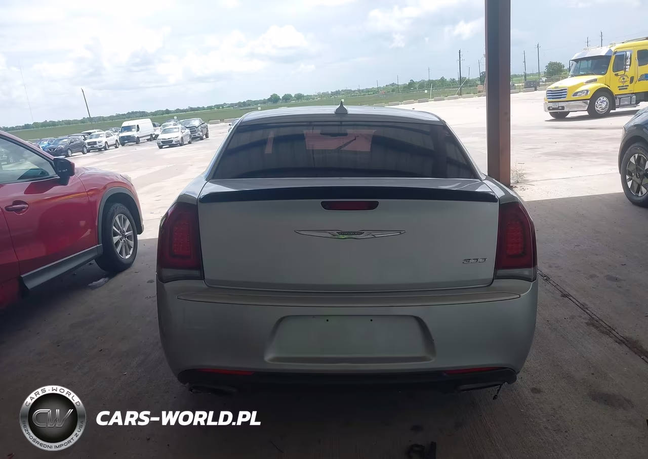 2019 Chrysler 300 Touring VIN:2C3CCAAG8KH746043 - 16