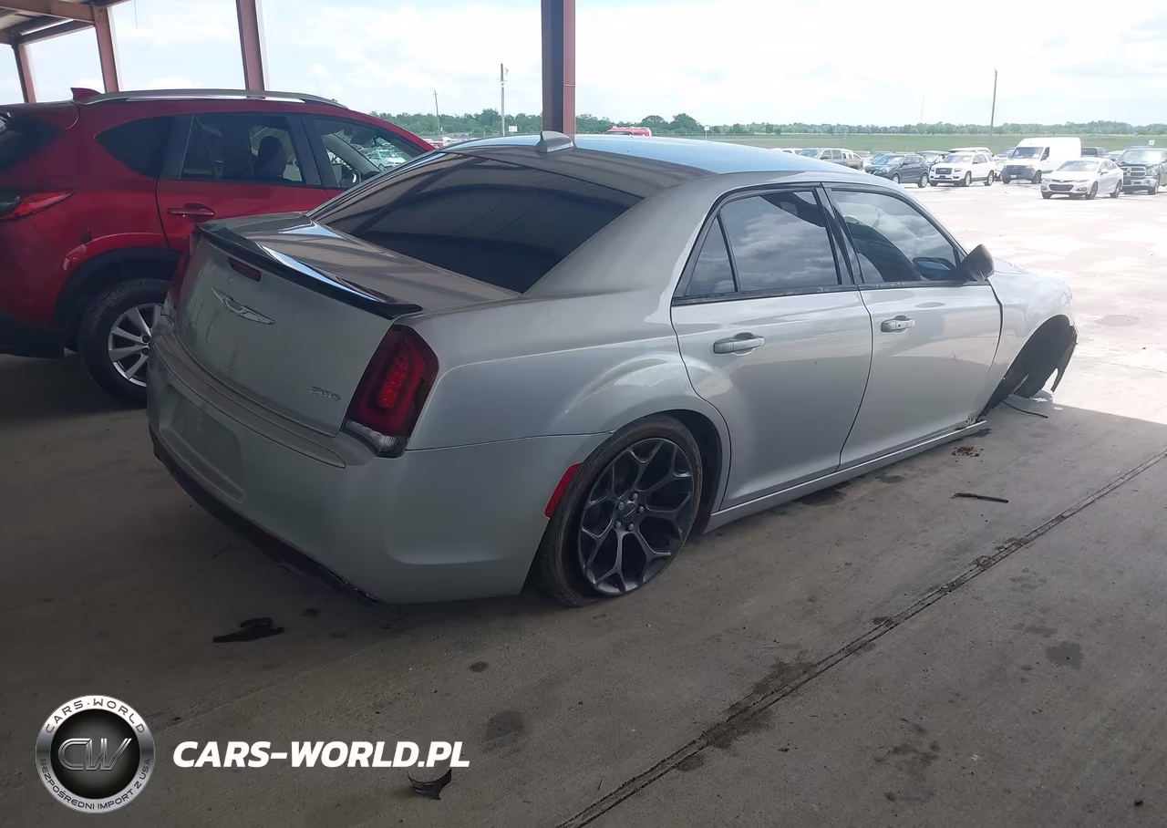 2019 Chrysler 300 Touring VIN:2C3CCAAG8KH746043 - 4
