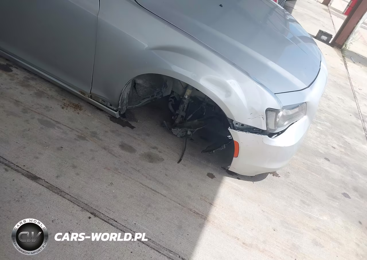 2019 Chrysler 300 Touring VIN:2C3CCAAG8KH746043 - 6