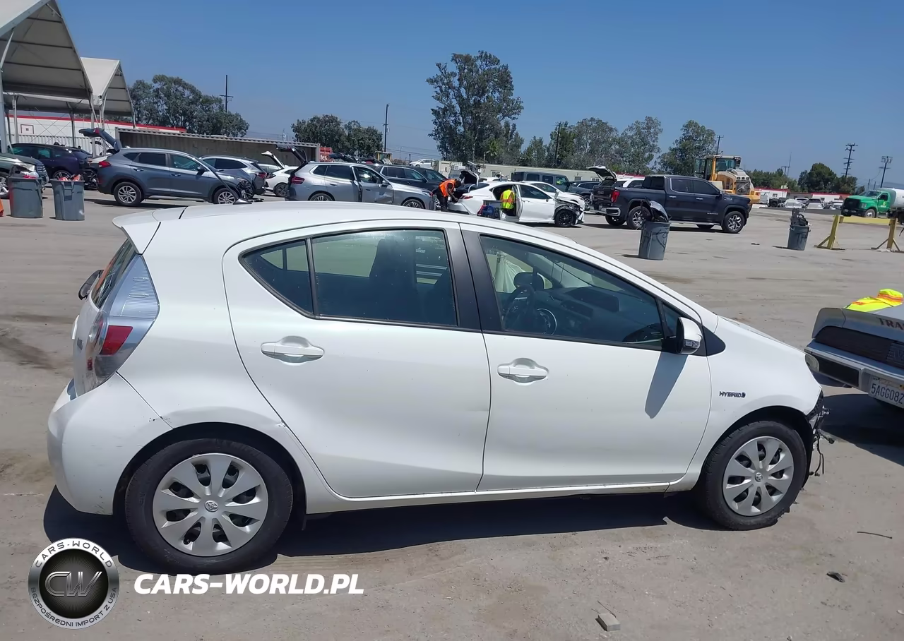 2013 Toyota Prius C Two VIN:JTDKDTB35D1051418 - 14