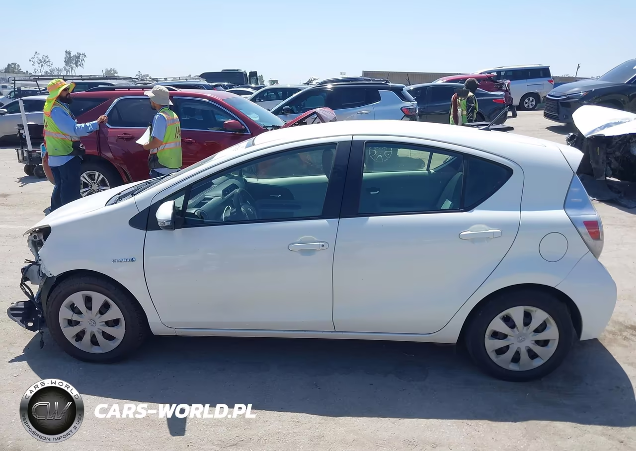 2013 Toyota Prius C Two VIN:JTDKDTB35D1051418 - 15