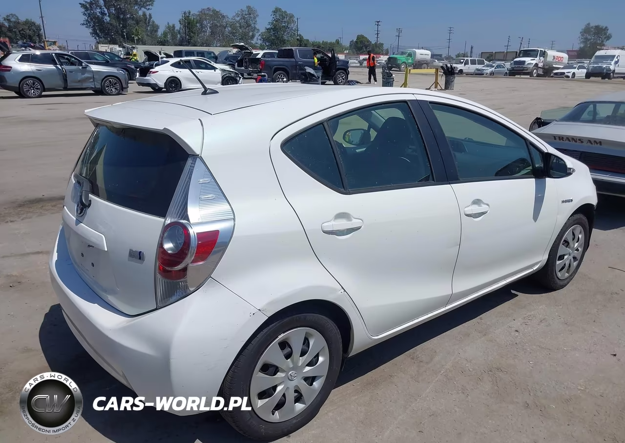 2013 Toyota Prius C Two VIN:JTDKDTB35D1051418 - 4